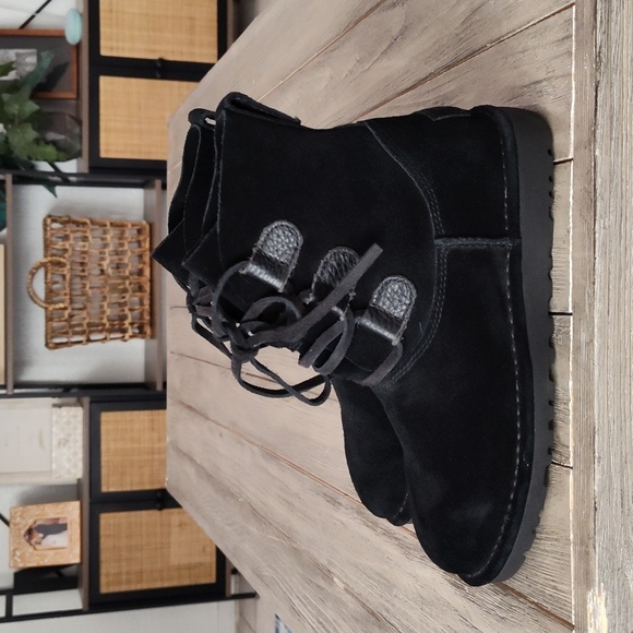 New UGG Women's Elvi Sneaker Boot in Black 🖤 Size 5🖤 - Picture 7 of 14